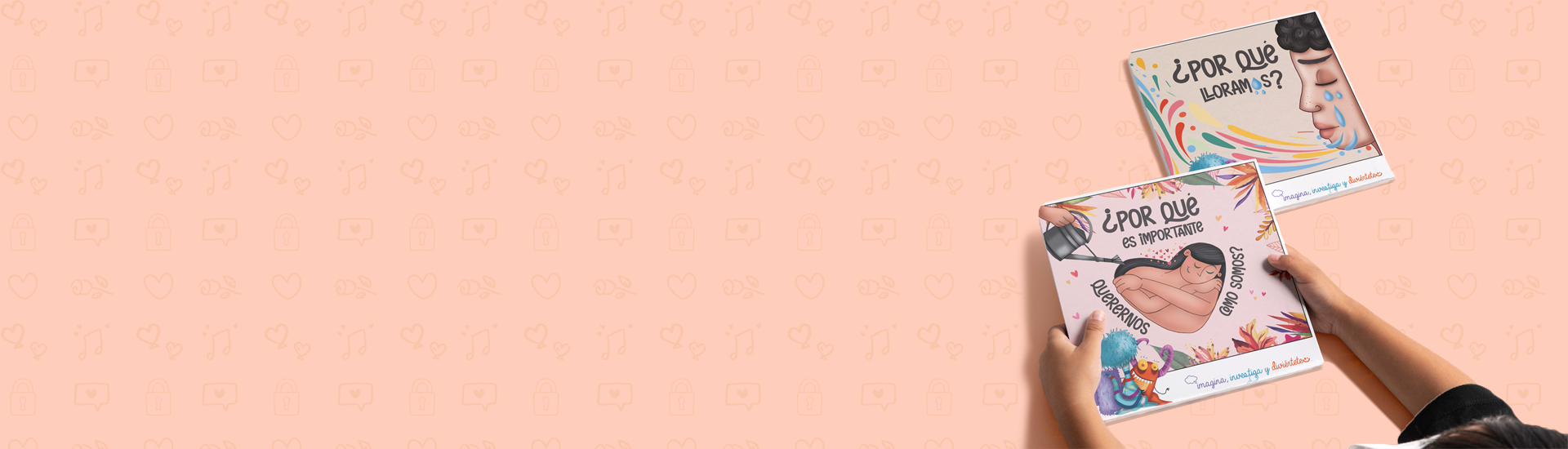 Cuaderno agarrado por un niño